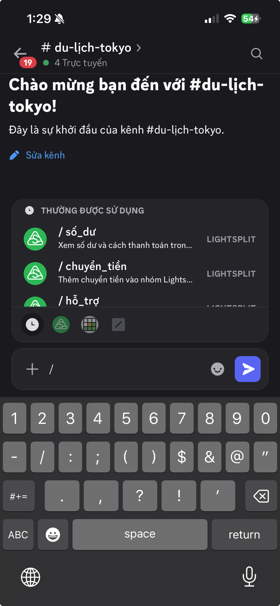Gõ dấu gạch chéo trong Discord để chọn lệnh của bot chia tiền Lightsplit